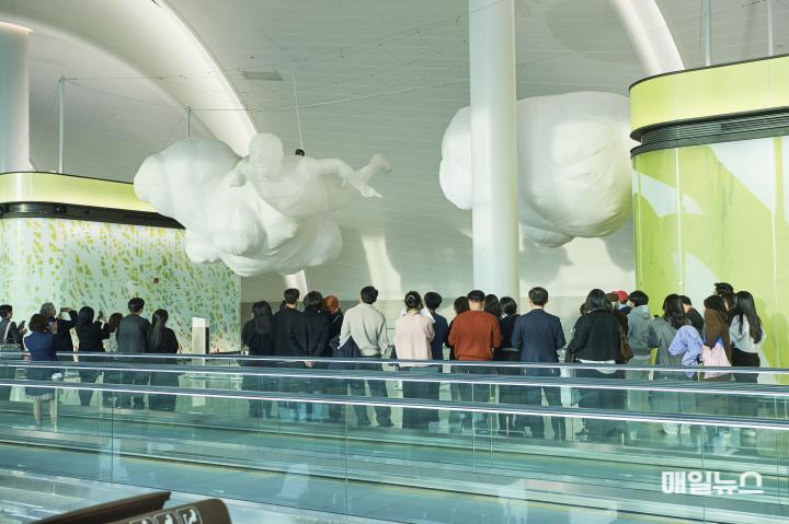 인천공항, 제2터미널 탑승구역에 눈부신 ‘아트윙’ 조성! ⓒ 인천국제공항공사 사진2_실버 라이닝 구름의 뒤편 오프닝 행사 사진20.jpg