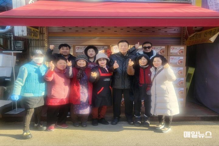 부평4동, 부평종합시장 상인회로부터 직접 담근 김장김치 기탁받아 ⓒ 부평구 3. 부평4동, 부평종합시장 상인회로부터 직접 담근 김장김치 기탁받아0.jpg