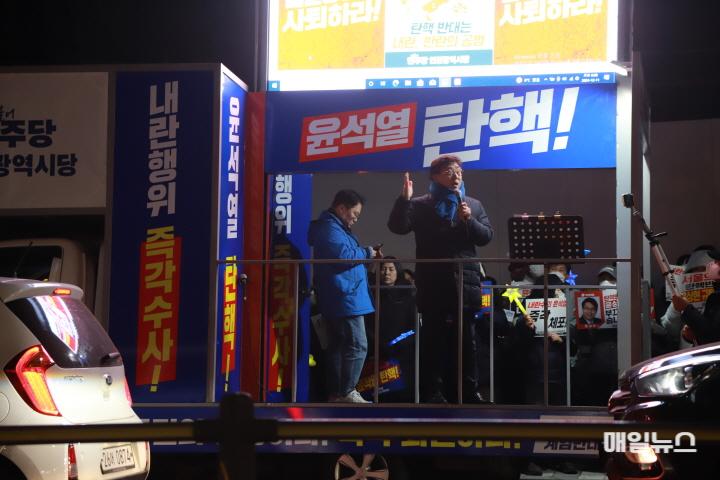 더불어민주당 인천시당 고남석 위원장이 11일 미추홀구 용현사거리에서 집회차에서 탄핵 표결 동참 촉구 연설을 하고 있다. ⓒ 더불어민주당 인천시당 KakaoTalk_20241211_1937243440.jpg