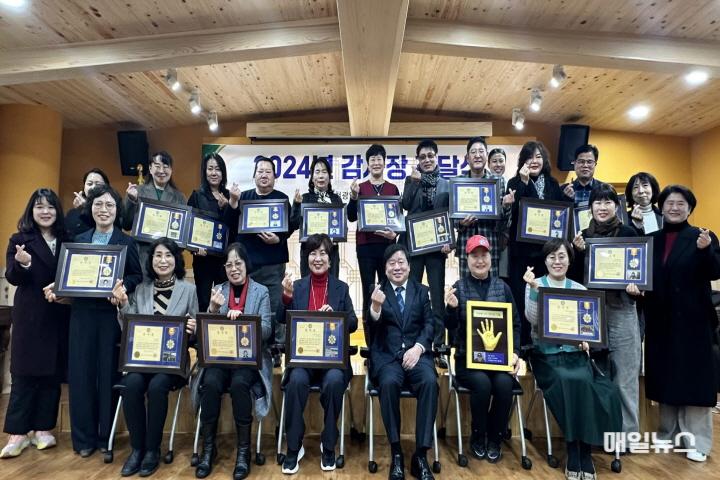 인천서구자원봉사센터 우수자원봉사자 및 기업‧단체 표창장 및 감사장 전달 ⓒ 서구청 4인천서구자원봉사센터 우수자원봉사자 및 기업‧단체 표창장 및 감사장 전달(1)0.jpg