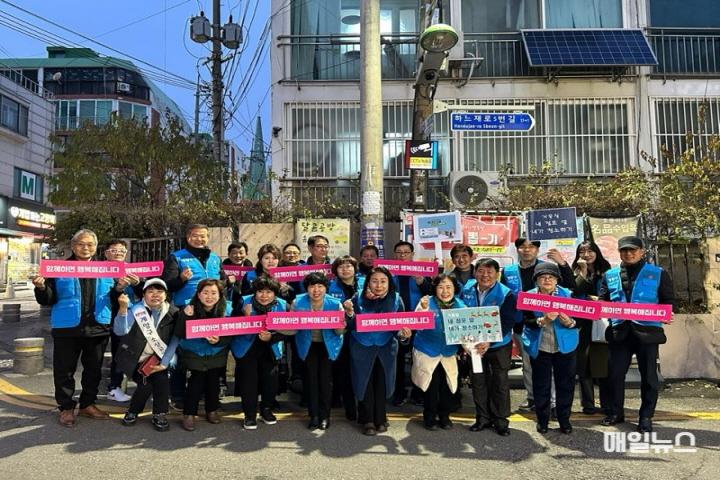 계양구 · 소상공인연합회, ‘내 점포 앞 내가 청소하기’ 캠페인 추진 ⓒ 계양구 1217 계양구 · 소상공인연합회, ‘내 점포 앞 내가 청소하기’ 캠페인 추진0.jpg