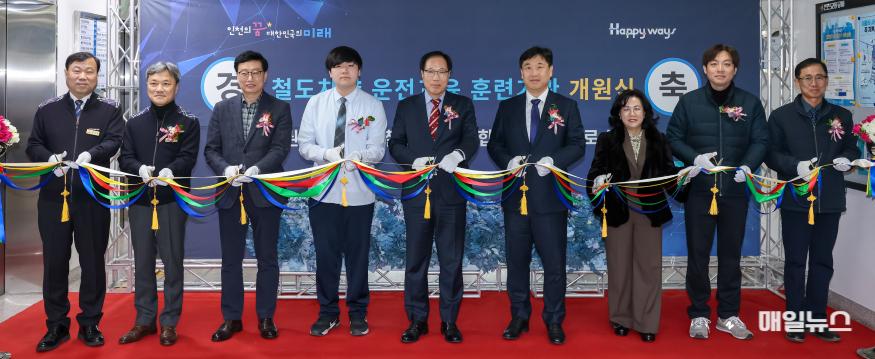 사진 1(12.16. 공사 김성완 사장(중앙)과 참석자들이 커팅식을 하는 모습 (1).jpg