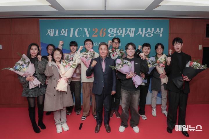 17일 인천국제공항공사 중회의실에서 열린 ‘제1회 ICN 26(이륙)영화제’ 시상식에서 인천국제공항공사 이학재 사장(사진 앞줄 가운데)과 수상자들이 기념촬영을 하고 있다. ⓒ 인천국제공항공사 별첨2_인천공항공사, 제1회 ICN 26 영화제 시상식 사진0.jpg