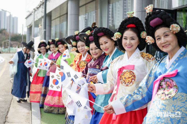 시니어 모델이 궁중합창단 단원으로 변신.. image050.jpg