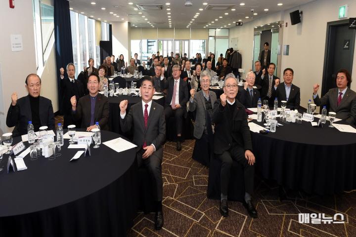 유정복 인천광역시장이 19일 하버파크호텔에서 열린 '제74주년 인천상륙작전 기념주간 행사 범시민추진협의회 추진성과 보고회'에서 참석 위원들과 기념촬영을 하고 있다. ⓒ 인천시 유정복 인천광역시장이 19일 하버파크호텔에서 열린 '제74주년 인천상륙작전 기념주간 행사 범시민추진협의회 추진성과 보고회'에서 참석 위원들과 기념촬영을 하고 있다.01.jpg
