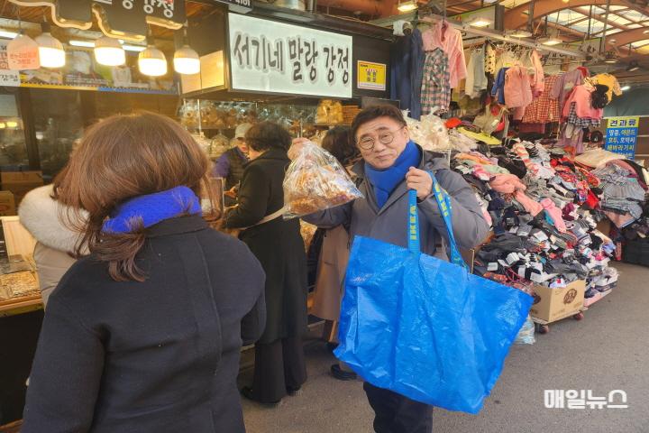 더불어민주당 인천광역시당, 「지역경제 활성화를 위한 소비촉진」캠페인 실시 ⓒ 더불어민주당 인천시당 KakaoTalk_20241219_145633566_0501.jpg