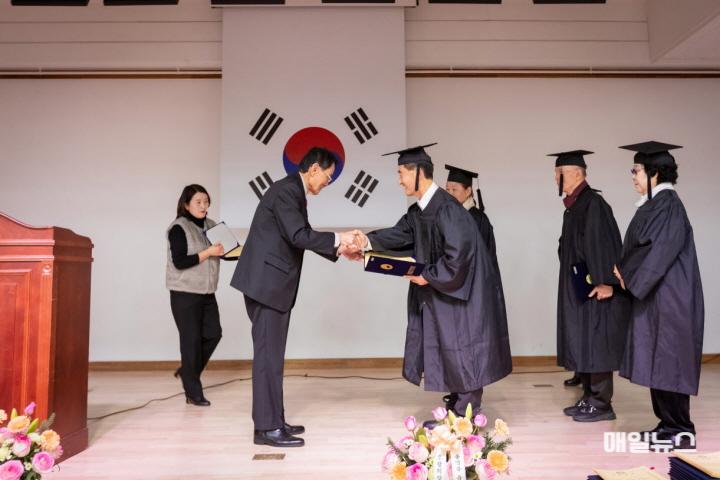 대한노인회 인천서구지회 부설 노인대학 제33기 졸업식 개최 ⓒ 서구청 1대한노인회 인천서구지회 부설 노인대학 제33기 졸업식 개최(3)01.jpg