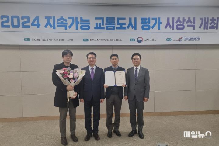인천시, 국토부 지속가능 교통도시 평가서 ‘최우수’ 기관에 선정 ⓒ 인천시 왼쪽부터 인천시 변대훈 주무관, 한국교통연구원 유정복 연구부원장, 인천시 김형헌 교통정책팀장, 국토교통부 박정수 종합교통정책관01.jpg