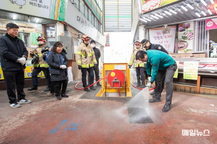 3서구, ‘강남시장 지하매립식 소화전 시연회’ 개최(3)01.jpg