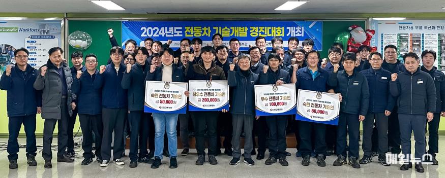 사진 1(12.17. 박종일 기술본부장(중앙)과 김유겸 대리(중앙 좌측) 등 참가자들이 기념사진을 촬영하는 모습).jpg