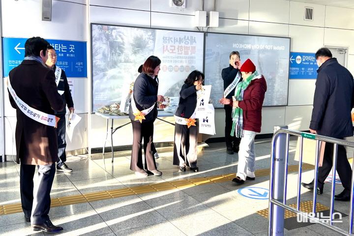 사진 2(12.23. 인천2호선 검암역, 백보옥 영업본부장(중앙)과 직원들이 핫팻 나눔 행사를 하는 모습)01.jpg