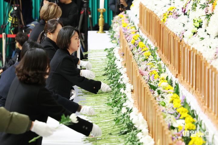 기본소득당 용혜인 대표, 무안 스포츠 센터에 마련된 합동분향소 조문 ⓒ 기본소득당 사진1. 합동분향소 조문 용혜인 대표0101.jpg