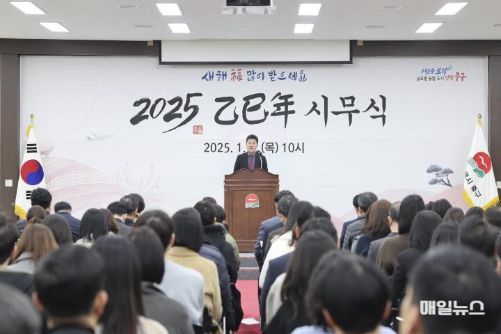 김정헌 구청장, 새해 시무식서 “더 나은 인천 중구 미래 설계할 것” ⓒ 중구청 1-1 보도사진 (인천 중구 2025 시무식)01.JPG