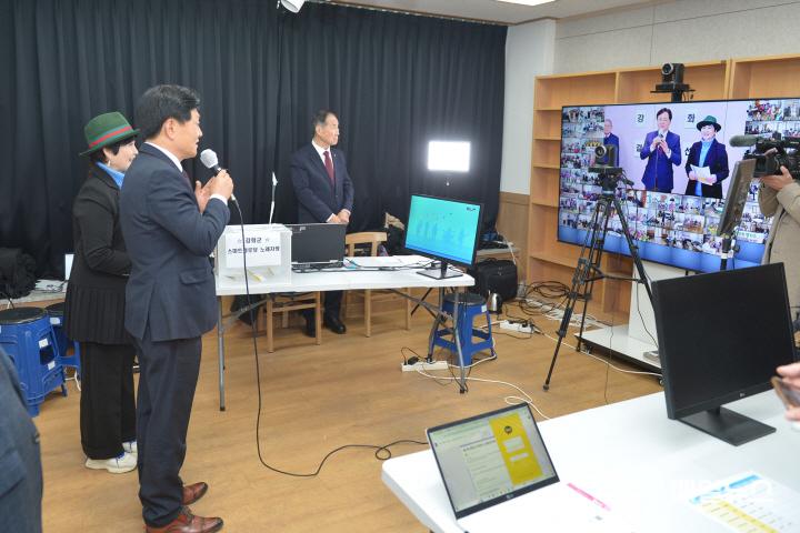 강화군, 건강과 재미 둘다 잡는다!…헬스케어 경로당 ⓒ 강화군 헬스케어 경로당_노래자랑 (2)01.jpg