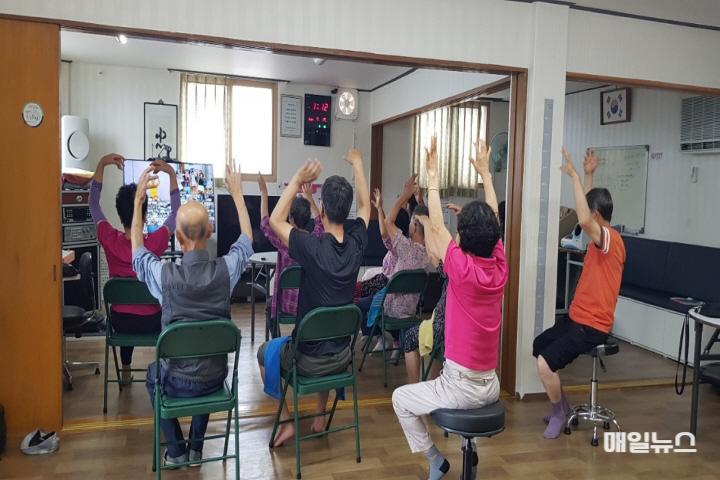 헬스케어경로당_양방향 이용사진 (1)01.jpg
