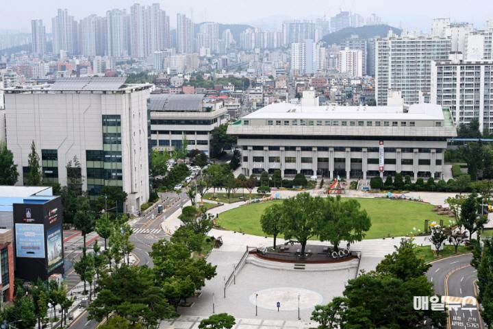 인천시, 돌봄과 맞춤형 지원으로 고독사 예방 앞장선다! ⓒ 인천시 인천시청 청사 전경.jpg