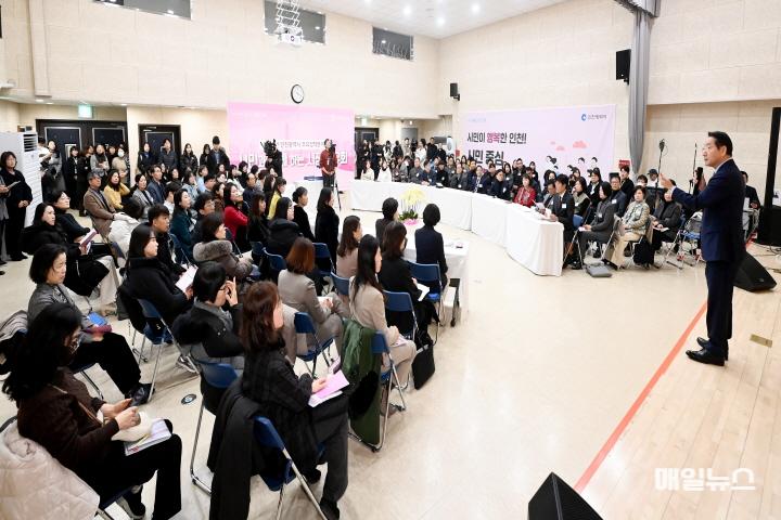 유정복 인천광역시장 8일 남동구노인복지관에서 열린 '2025년 인천광역시 주요정책분야별 시정공유회'에서 2025년 시정운영 방향을 설명하고 있다. ⓒ 인천시 유정복 인천광역시장 8일 남동구노인복지관에서 열린 '2025년 인천광역시 주요정책분야별 시정공유회'에서 2025년 시정운영 방향을 설명하고 있다.01.JPG