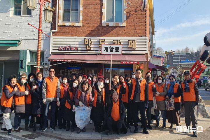 인천 중구 개항동 통장자율회, 새해맞이 환경정화 나서 ⓒ 중구청 4-1 보도사진(개항동 새해맞이 관내 환경정비)01.jpg