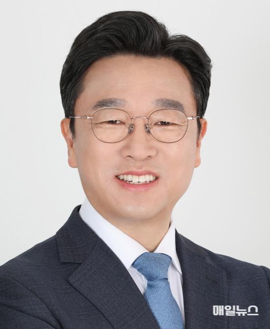 더불어민주당 이용우(환경노동위원/인천 서구을) 의원 ⓒ 이용우 의원실 이용우_국회의원_대표사진_JPG_128001.jpg
