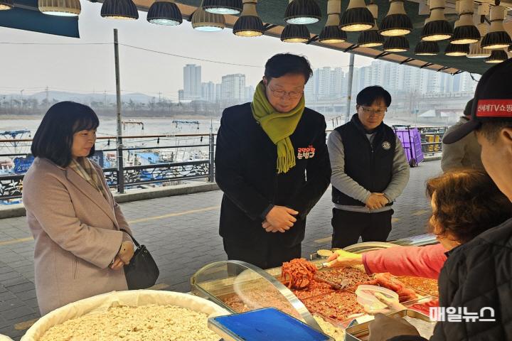손범규 국민의힘 남동구갑 당협위원장 청년 당원들과 전통시장 명절 장보기 나서 ⓒ 국민의힘 인천시당 image0201.jpg