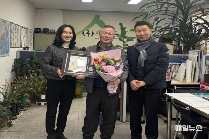 신현원창동, 정기후원업체 지역발전유공 표창장 전달 ⓒ 서구청 11신현원창동, 정기후원업체 지역발전유공 표창장 전달(5)01.jpg