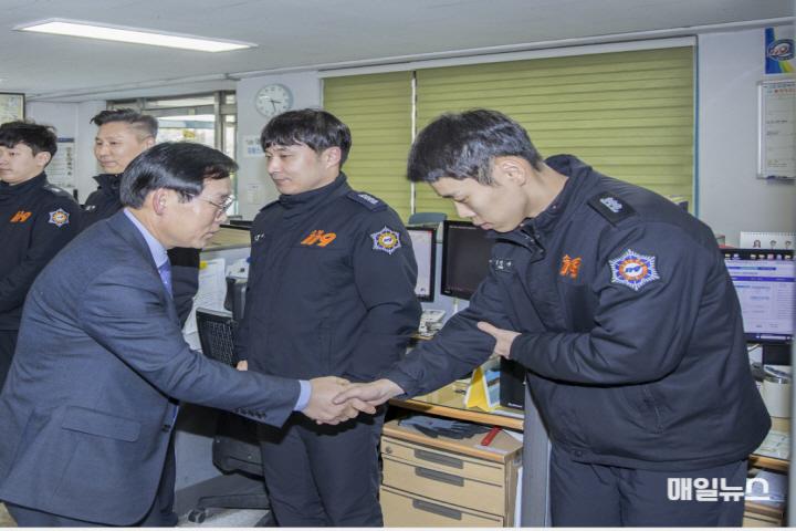 인천광역시 중구의회, 2025년 설맞이 유관기관 현업부서 방문 ⓒ 중구의회 (사진) 중구의회 설맞이 유관기관 현업부서 방문 201.jpg