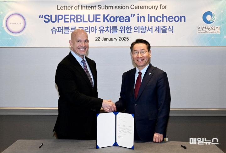 유정복 인천광역시장이 22일(현지시간) 미국 워싱턴에서 다니엘 돌란(Daniel Dolan) 슈퍼블루 CEO에게 슈퍼블루 코리아 유치 의향서를 제출받고 기념촬영을 하고 있다. ⓒ 인천시 유정복 인천광역시장이 22일(현지시간) 미국 워싱턴에서 다니엘 돌란(Daniel Dolan) 슈퍼블루 CEO에게 슈퍼블루 코리아 유치 의향서를 제출받고 기념촬영을 하고 있다.01.jpg
