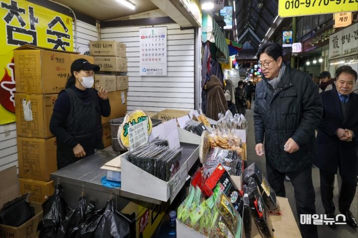 인천광역시교육청, ‘설 준비는 전통시장에서’ 설맞이 장보기 행사 열어 ⓒ 인천시교육청 1.1. 인천광역시교육청, ‘설 준비는 전통시장에서’ 설맞이 장보기 행사 열어.jpg