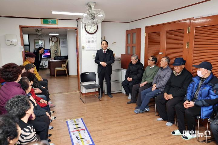 김찬진 동구청장, 설 맞아 경로당 현장 방문 ⓒ 동구청 (1)김찬진 동구청장_설 맞아 경로당 현장 방문30.jpg