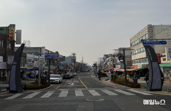 인천 서구 신거북시장, ‘거북로 지중화 사업’ 전주 철거 ⓒ 서구청 1 인천 서구 신거북시장, ‘거북로 지중화 사업’ 전주 철거0.jpg