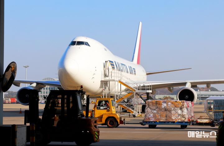 인천공항 화물터미널에서 Sea&Air 화물의 화물기 탑재 작업이 이루어지고 있는 모습 ⓒ 인천국제공항공사 사진2_화물기 탑재 사진0.jpg