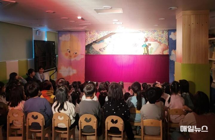 인천 동구, ‘찾아가는 아동 성폭력 예방 인형극장’ 운영 ⓒ 동구청 (2)인천 동구_ ‘찾아가는 아동 성폭력 예방 인형극장’ 운영10.jpg