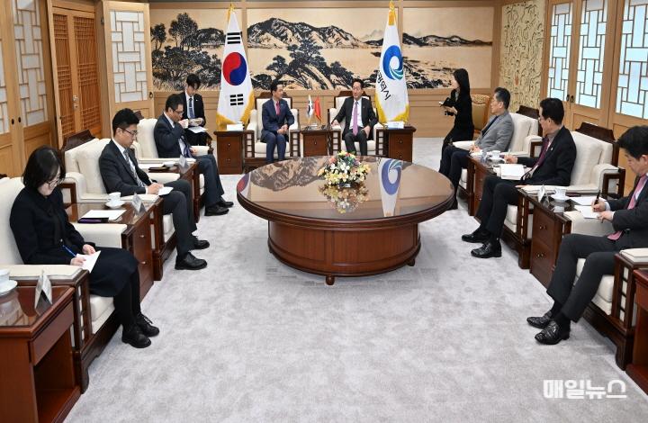 유정복 인천광역시장이 9일 지타워에서 다이 빙(戴兵) 신임 주한중국대사를 접견하고 협력방안 등을 논의하고 있다. ⓒ 인천시 유정복 인천광역시장이 9일 지타워에서 다이 빙(戴兵) 신임 주한중국대사를 접견하고 협력방안 등을 논의하고 있다.0.jpg