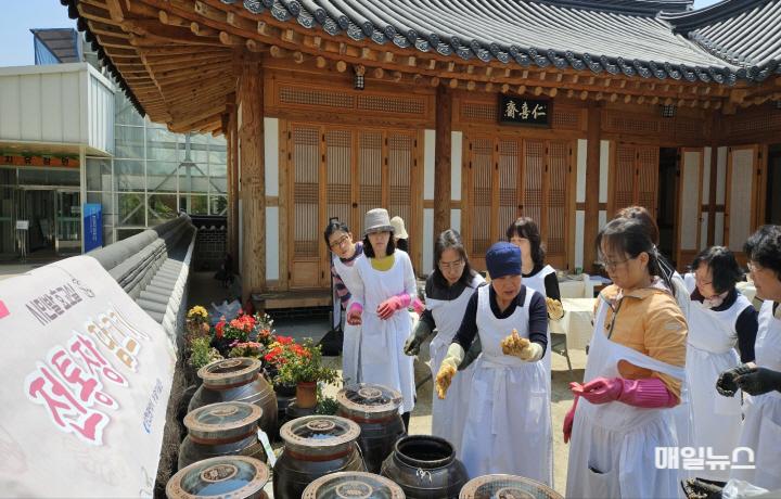 전통 장 직접 담가보고 싶다면?…인천시, 장담그기 과정 교육생 모집 ⓒ 인천시 2024년 전통장담그기 행사사진0.jpg