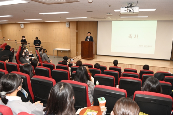 조용익 부천시장이 소명여고 기후선언식에서 축사를 하고 있다