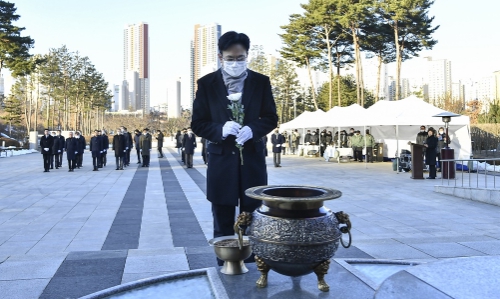 김병수 김포시장이 2일 마산동 인근 현충탑을 참배하는 모습이다.