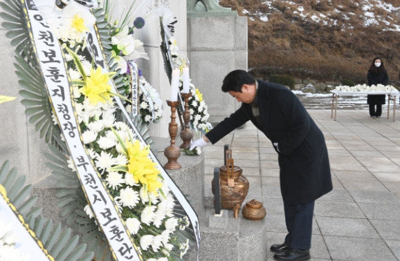현충탑 참배식에서 조용익 시장이 헌화를 하고 있다
