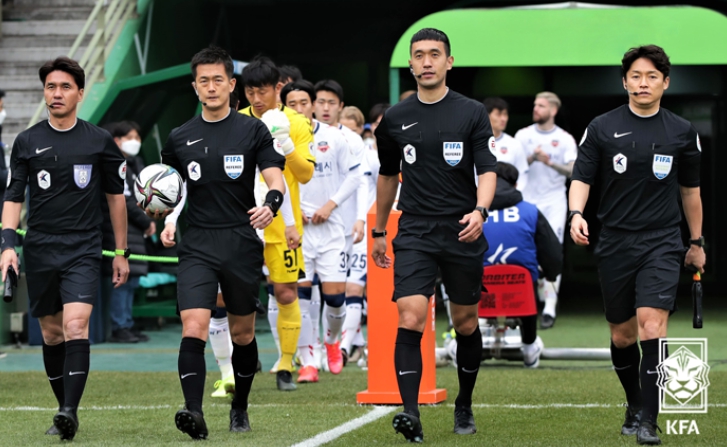 지난해 K리그1 경기에 입장하는 심판들. 왼쪽부터 김계용, 고형진, 김우성, 박균용 심판.