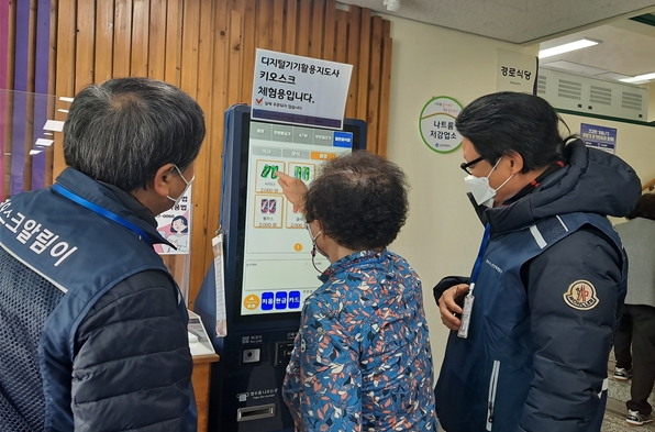 노인일자리‘키오스크 알림이’사업에 참여 중인 어르신(인천시 제공)