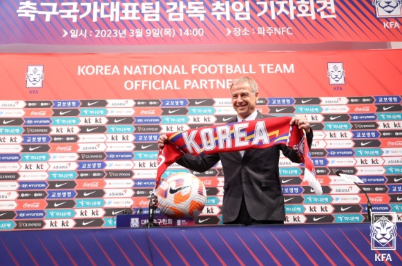 위르겐 클린스만 축구 국가대표팀 신임 감독이 9일 파주NFC에서 열린 취임 기자회견에서 기념촬영을 하고 있다.