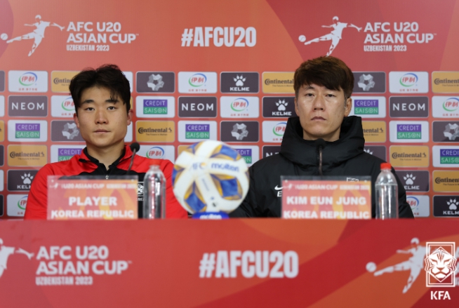 경기 후 공식 기자회견에 자리한 성진영과 김은중 U-20 대표팀 감독.