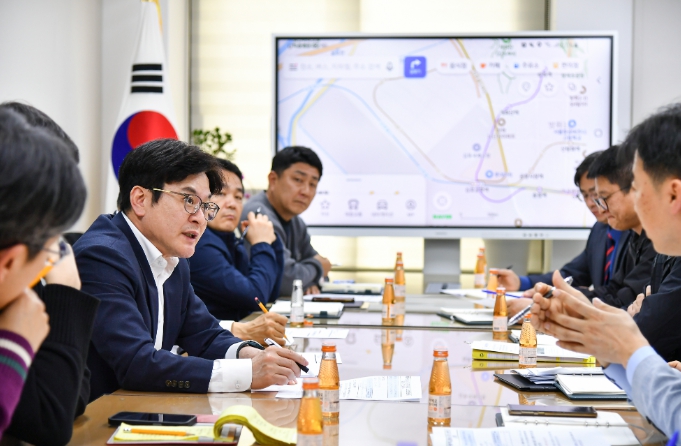 김병수 김포시장과 시 주요관계자들이 ‘골드라인 혼잡률 완화 방안 긴급회의’를 진행하는 모습이다.