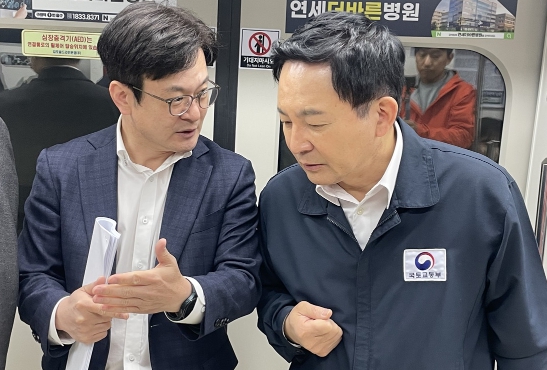김병수 김포시장과 원희룡 국토부 장관이 골드라인 전동차에 탑승해 다양한 교통 현안 논의를 이어가고 있다.