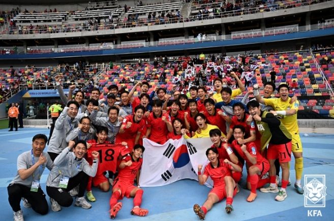 U-20 대표팀이 4강행을 확정한 뒤 한데 모여 기념촬영하고 있다.
