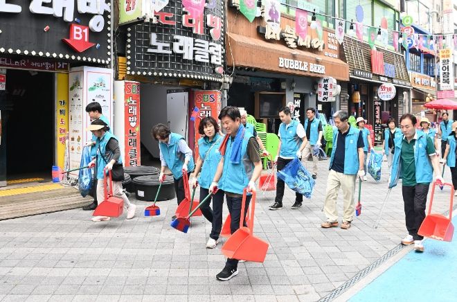 조용익 부천시장이 취임 1주년을 맞은 지난 3일 신중동 먹자거리에서 환경정비 활동을 하며, 현장 곳곳을 살펴보고 있다.