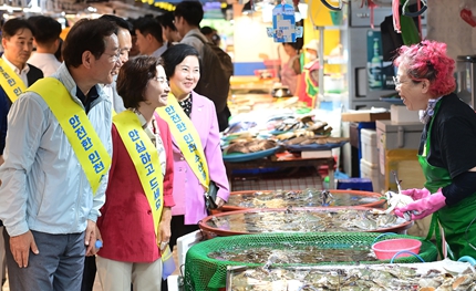 유정복 인천시장, 어시장 찾아 우리 수산물 안전 확인