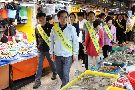 박종효 남동구청장, 소래포구 어시장 찾아 수산물 안전 점검