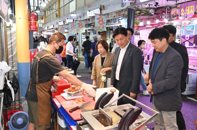 추석명절을 앞두고 전통시장을 찾아 물품을 살펴보고 있는 조용익 부천시장