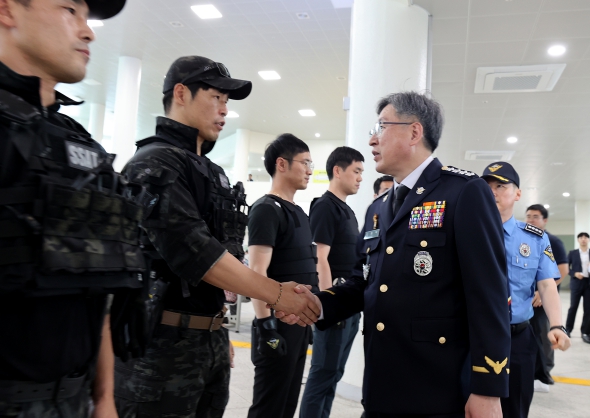 26일 김종욱 해양경찰청장이 통영여객선터미널 방문하여 일명 묻지마 범죄 예방 및 신속한 대응을 위한 강력범죄 신속대응팀 활동 상황을 점검 하고 대원들 격려하고 있다
