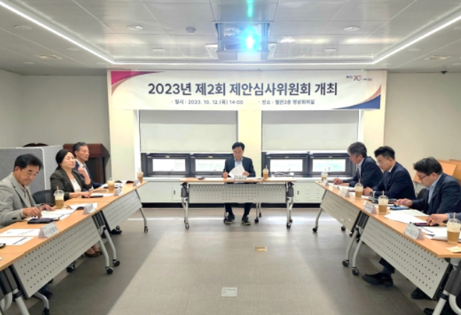 김포시가 12일 개최한 제안심사위원회에서 각 제안을 심사하고 있다.